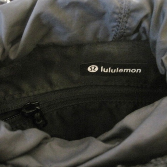 Lulu Lemon Crossbody Fleece Bucket Bag 2.5L - Picture 10 of 14